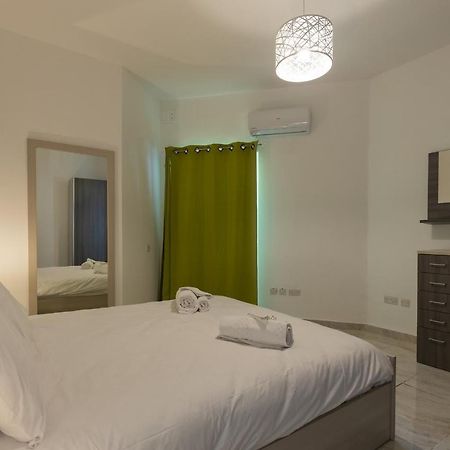 세인트폴스베이 Sunny Penthouse Wterrace And Open Views 아파트 외부 사진